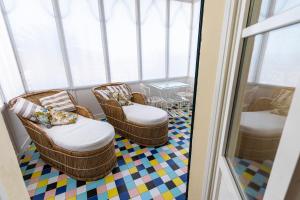Dimora Villa Ricci في بيسادو: شرفة مع كرسيين وطاولة في الغرفة