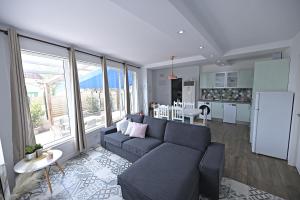 een woonkamer met een bank en een keuken bij 4 Mares Apartamentos C in Loredo