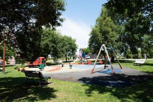 un parque con parque infantil con columpio en 4 Mares Apartamentos C, en Loredo