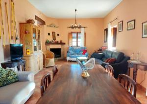 安特克拉的住宿－Huerta Segura，客厅配有桌子和沙发