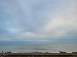 een uitzicht op de oceaan op een bewolkte dag bij Sea View Sandgate in Sandgate