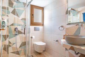 A bathroom at Alexandra's Cozy Sea View Apartment