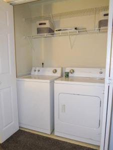 una piccola cucina bianca con lavatrice e asciugatrice di 3 br townhouse, less than 1 mile from The Masters ad Augusta