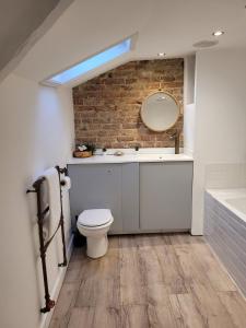 een badkamer met een wastafel, een toilet en een bad bij Sea View Sandgate in Sandgate