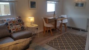 Ruang duduk di The Picture House Stylish Apartment in Fowey