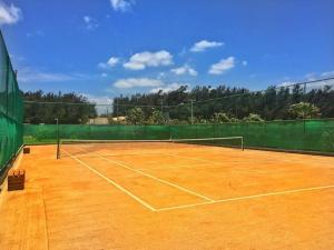 a tennis court with a net on top of it at Condomínio VG sun Cumbuco in Cumbuco