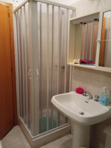 uma casa de banho com um chuveiro e um lavatório. em Carmen House em Grottammare