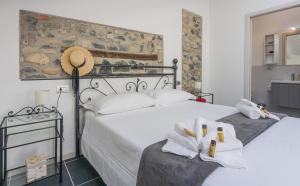two beds in a hotel room with towels at APPARTAMENTO STELLA in Lezzeno