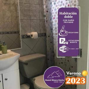 康康Hostal Blanca Estela的带马桶和浴帘的浴室 更多72张照片