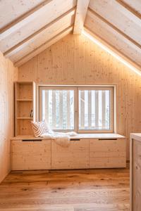 Zimmer mit Fenster in einem Holzhaus in der Unterkunft Haus im WALDner in Mellau