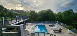 La alberca dentro o cerca de Palm's Bohemian House with Private Pool