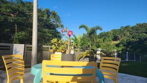 Un jardín fuera de Palm's Bohemian House with Private Pool