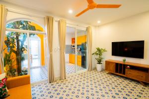 a living room with a flat screen tv at Shadyside 4: Smoothies Mango house in Tân Thành (1)