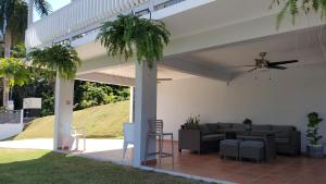 Un jardín fuera de Palm's Bohemian House with Private Pool
