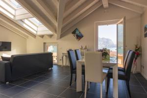 a dining room with a table and chairs at APPARTAMENTO STELLA in Lezzeno