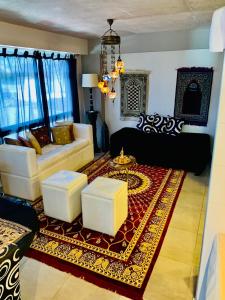 un soggiorno con divano e tavolo di Suite Dubai salta a Salta