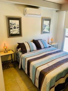 a bedroom with a large bed and a window at Suite Dubai salta in Salta