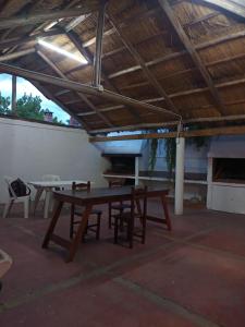 una mesa de picnic en un patio con techo en Sauce Viejo en Mina Clavero