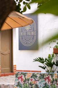 een bord aan de zijkant van een gebouw bij Entre Palmas Casa Hotel in Santa Fe de Antioquia
