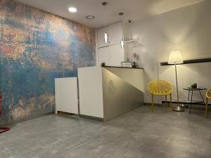 a room with a kitchen and a table with a yellow chair at Hotel Le Calandre in Rubano