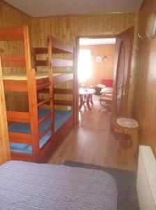 Katil dua tingkat atau katil-katil dua tingkat dalam bilik di Agroturystyka Leśna Wyspa