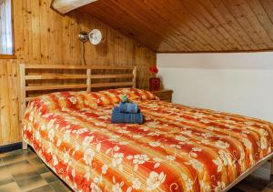 um quarto com uma cama num quarto de madeira em Il Rifugio a 3 minuti dai traghetti em Livorno