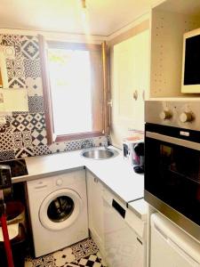 a kitchen with a washing machine and a sink at SULLY Studio 20 m2 à 15 minutes de Paris in Drancy