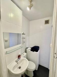 Kúpeľňa v ubytovaní PALACE 4 WiFi 65'TV Netflix HBOGO Disney AppleTV + 28 fotografií