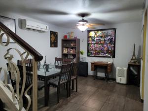 un comedor con mesa y sillas en una habitación en Habitación en casa particular, en Monterrey
