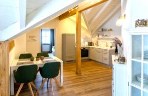 een keuken met een tafel en wat groene stoelen bij Toller Ausblick, Berge, Sonne, Balkon - Zentral in Sonthofen in Sonthofen