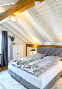 een slaapkamer met een groot bed op zolder bij Toller Ausblick, Berge, Sonne, Balkon - Zentral in Sonthofen in Sonthofen