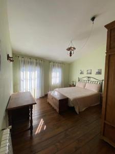 a bedroom with a large bed and a wooden floor at Espaciosa y Elegante Casa Rural en Los Marines in Los Marines