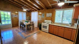 Una cocina o cocineta en Palm's Bohemian House with Private Pool