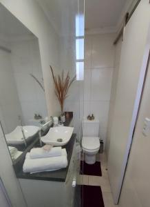 a bathroom with a sink and a toilet and a tub at Apto Confortável próximo ao Consulado Americano in Porto Alegre