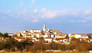 Nespecifikovaný výhled na destinaci Bale nebo výhled na město při pohledu z apartmánu