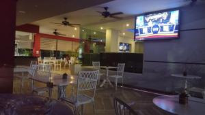 TV a/nebo společenská místnost v ubytování Plaza Coral Hotel