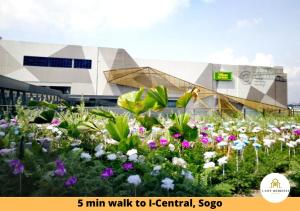 un giardino di fiori di fronte a un edificio di I-City Homestay - Shah alam, Hospital Shah Alam, UITM, Central Mall SOGO, Seksyen 7 a Shah Alam