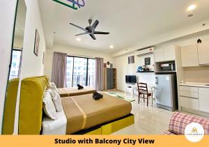 uma sala de estar com 2 camas e uma cozinha em I-City Homestay - Shah alam, Hospital Shah Alam, UITM, Central Mall SOGO, Seksyen 7 em Shah Alam