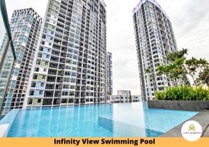 uma piscina de beiral infinito no meio de dois edifícios altos em I-City Homestay - Shah alam, Hospital Shah Alam, UITM, Central Mall SOGO, Seksyen 7 em Shah Alam