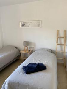 Posteľ alebo postele v izbe v ubytovaní Elegant apartment, stunning views, fully renovated in la Hacienda del Senorio de Cifuentes