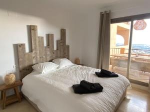 Giường trong phòng chung tại Elegant apartment, stunning views, fully renovated in la Hacienda del Senorio de Cifuentes