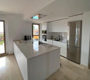 Kuchyňa alebo kuchynka v ubytovaní Elegant apartment, stunning views, fully renovated in la Hacienda del Senorio de Cifuentes