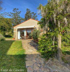une passerelle en pierre menant à une maison dans l'établissement Casa do Caseiro A Costa da Morte, à Jornes