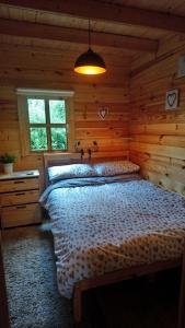 een slaapkamer met 2 bedden in een blokhut bij 'Monktonmead Lodge' in secluded setting, with private indoor pool. in Ryde