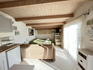 ポルト・ガリバルディにあるResidence Teresinesのベッドとキッチン付きの小さな部屋