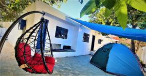 亞喀巴的住宿－Mango Haus，房屋前的帐篷