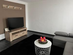 uma sala de estar com um sofá e uma televisão em Sivas Ferienwohnung em Ravensburg