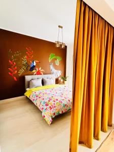 - une chambre avec un lit et des rideaux jaunes dans l'établissement Time Suit Thessaloniki, à Thessalonique