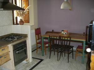 cocina con mesa, mesa y sillas en Casa Rural El Saúco, en La Vellés
