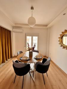 - une salle à manger avec une table et des chaises dans l'établissement Time Suit Thessaloniki, à Thessalonique
